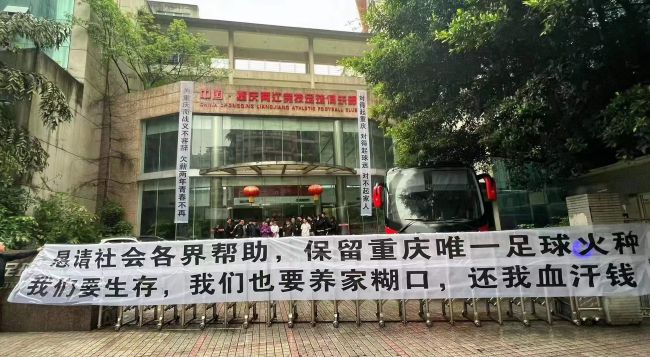 【比赛关键事件】第21分钟，麦金主罚任意球开出，沃特金斯和贝利门前抢点干扰，奥纳纳反应不及，皮球弹地入网，曼联0-1阿斯顿维拉！